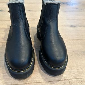 Dr Marten quad 2976 black 6 women’s Chelsea platform boots faux fur lined.